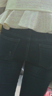 等车大屁股成熟少妇