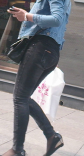 街拍黑牛蓝衣少妇