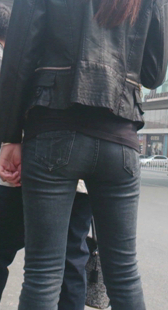 长腿等车紧牛少妇