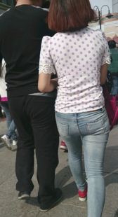 街拍红鞋白牛少妇