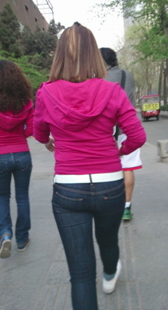 街拍白鞋黑牛少妇