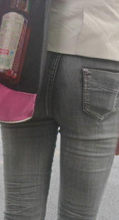 等公交灰牛包臀少妇