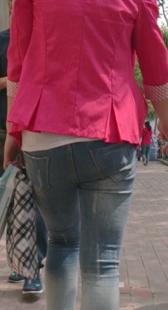 红衣紧身蓝牛少妇