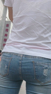 街拍包臀蓝牛少妇夹不紧