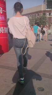 街拍灰紧牛少妇