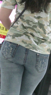 地铁性感灰牛少妇