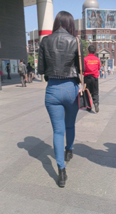 街拍细腰翘臀蓝牛