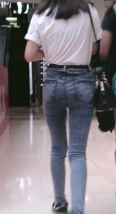 商场牛仔少妇身材好