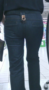 超市黑紧牛仔少妇