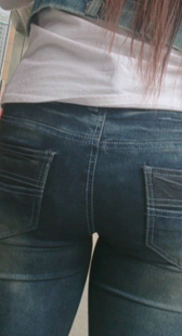 街拍牛仔包臀少妇走路变形