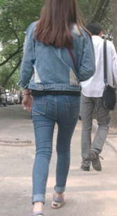 街拍牛仔套装少妇