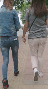 牛仔布裤两少妇