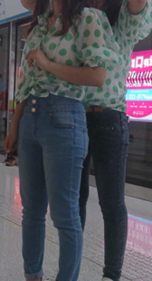 地铁紧牛姐妹花