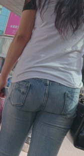 街拍深沟蓝牛少妇