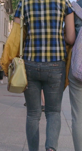 街拍超紧灰牛包臀