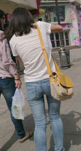 街拍两蓝牛小妹