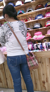 包臀紧牛少妇买帽子