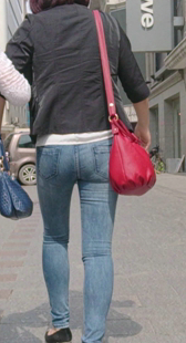 跟拍紧身蓝色牛仔少妇