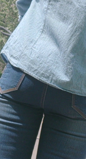 大屁股牛仔少妇等车