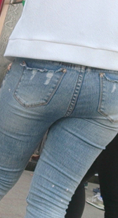 街拍小少妇站着都变形