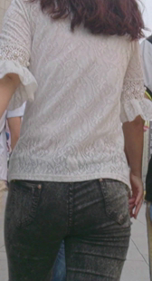 街拍白衣黑牛少妇