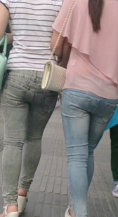 街拍灰牛蓝牛两姐妹