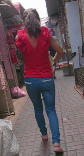 红衣蓝紧牛少妇