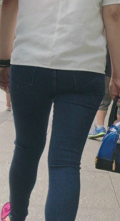 街拍黑牛夹紧少妇