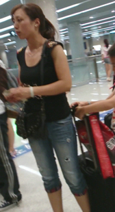 成熟包臀牛仔小少妇