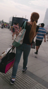 街拍牛仔小妹有点矮