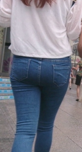 街拍大屁股包臀蓝牛