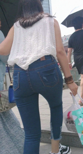 极品大屁股牛仔少OL上楼梯