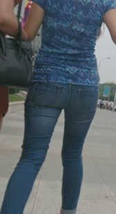 少妇走路往外扩