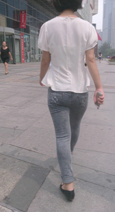 跟拍灰牛包臀少妇