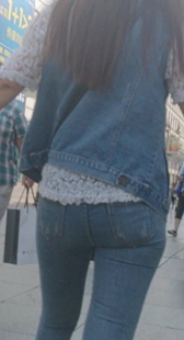 紧身牛仔少妇走路变形