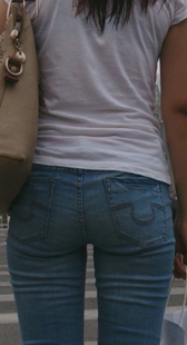 等车少妇细腰沟深