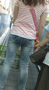 电梯紧身牛仔少妇