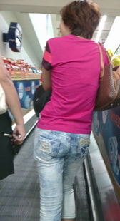 白紧牛仔上电梯