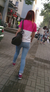 牛仔少妇走路夹不紧