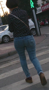 街拍包臀大屁股