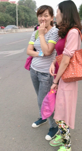 等公交灰牛小少妇