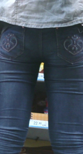 超市紧身牛仔内痕明显