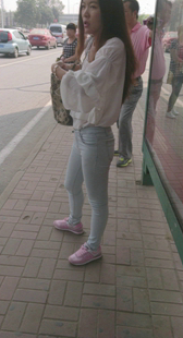 性感白紧牛仔靓妇