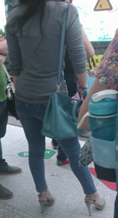 地铁包臀蓝紧牛