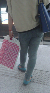 地铁少妇身材变形