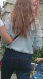 高挑蓝紧牛少妇