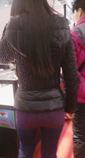 成熟蓝紧牛仔少妇