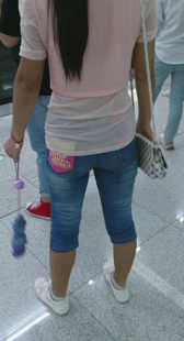 地铁七分牛仔少妇