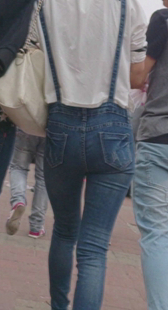 背带宽臀蓝紧牛小妹