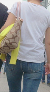 街拍超紧蓝牛深沟少妇